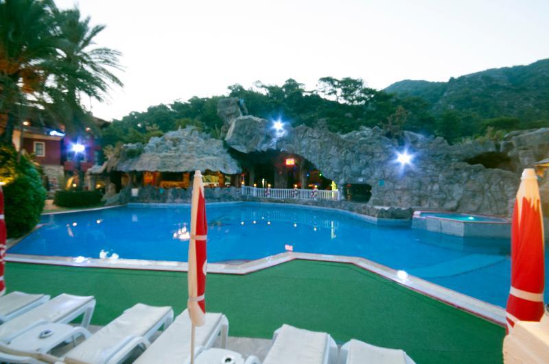 Grand Aquarium Apart İçmeler Dış mekan fotoğraf